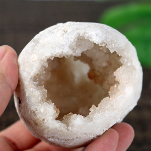 Vente en gros de boules de pierres précieuses sculptées à la main, sphères de géodes en agate blanche naturelle pour la décoration Feng Shui - Product Image 4