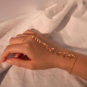 Nuevo diseño <span class=keywords><strong>de</strong></span> pulsera <span class=keywords><strong>de</strong></span> <span class=keywords><strong>acero</strong></span> <span class=keywords><strong>inoxidable</strong></span> para mujer, anillo <span class=keywords><strong>de</strong></span> cadena <span class=keywords><strong>de</strong></span> mano con hojas doradas, pulsera <span class=keywords><strong>de</strong></span> cadena con anillo esclavo Chacha, venta al por mayor - Product Image 3