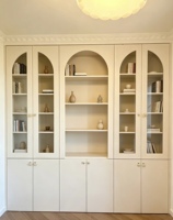 Bibliothèque de style français sur mesure, armoire de présentation intégrée blanc crème avec portes en verre cintrées et armoires de rangement solides