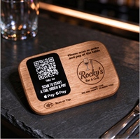 Support de menu numérique en acrylique et bois avec code QR, design minimaliste rectangulaire aux coins arrondis, pour affichage sans contact et signalétique gravée