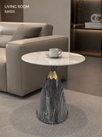 Table basse moderne en pierre avec collier en fer doré et piétement aspect pierre, mobilier de salon pour la maison et l'hôtellerie