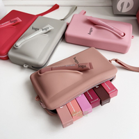 Sac cosmétique en silicone de luxe avec design créatif 3D, bandoulière, rangement pour téléphone portable, étanche et antichoc