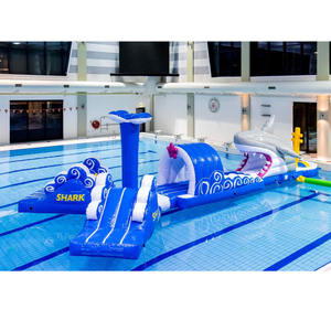 Pista de Obstáculos Inflable de Tiburón de Aguas Profundas para Centros de Piscinas y Playas - Product Image 3