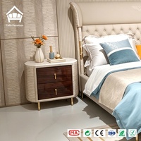 Suite de chambre d'hôtel villa moderne et minimaliste couleur crème avec lit à ailes en cuir capitonné, coiffeuse et chaise verte – Personnalisation complète de la maison