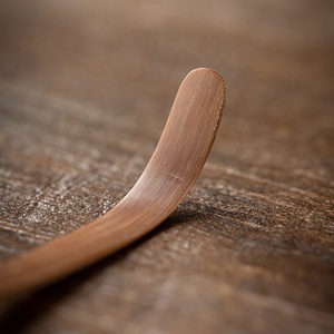 Cuillère à thé en bambou esthétique BAMBUS - Cuillère Chashaku faite à la main de 18 cm (7 pouces) avec grain naturel marbré pour le matcha - Product Image 4