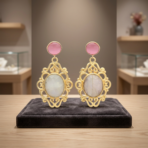 Boucles d'oreilles ethniques pour enfants faites à la main avec perle et alliage de laiton plaqué or rose et rhodium, fabriquées au Rajasthan - Product Image 2