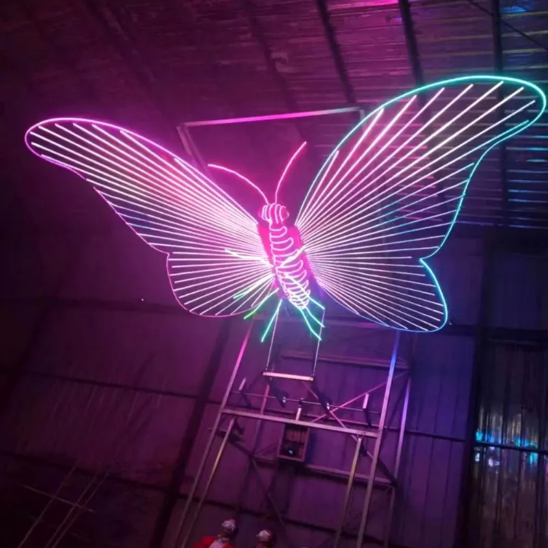 Dekorasi luar ruangan kupu-kupu ayunan interaktif sayap bercahaya peralatan bermain besar lampu LED kursi goyang