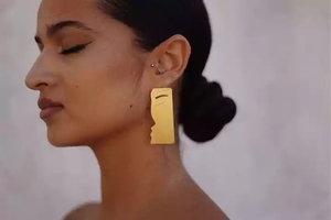 Orecchini a Forma di Bacio Personalizzati, Grandi Orecchini a Perno Dorati, Gioielli Geometrici da Donna, Accessorio per San Valentino - Product Image 2