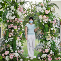 Décorations de mariage en gros de haute qualité : Arche en corne rose colorée, chemin de table floral luxuriant avec roses de riz pour mariages floraux