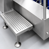 Station d'hygiène industrielle avec brosses verticales pour un nettoyage efficace des bottes dans les salles blanches pharmaceutiques