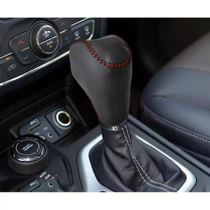 Cubierta de palanca de cambios de coche de cuero para <span class=keywords><strong>Jeep</strong></span> <span class=keywords><strong>Renegade</strong></span> 2016 2017 <span class=keywords><strong>2018</strong></span> 2019 2020 2021 accesorios interiores perilla de cambio estilo proteger - Product Image 1