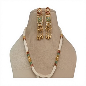 Conjunto de collar largo y aretes de moissanita antigua chapados en oro de calidad premium y glamorosos para la colección de ropa de boda. - Product Image 2