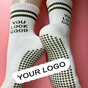 Nuevo diseño de calcetín de algodón para mujer, calcetín personalizado con logotipo bordado, calcetín de Yoga, calcetín de agarre antideslizante para Fitness, Pilates - Product Image 1