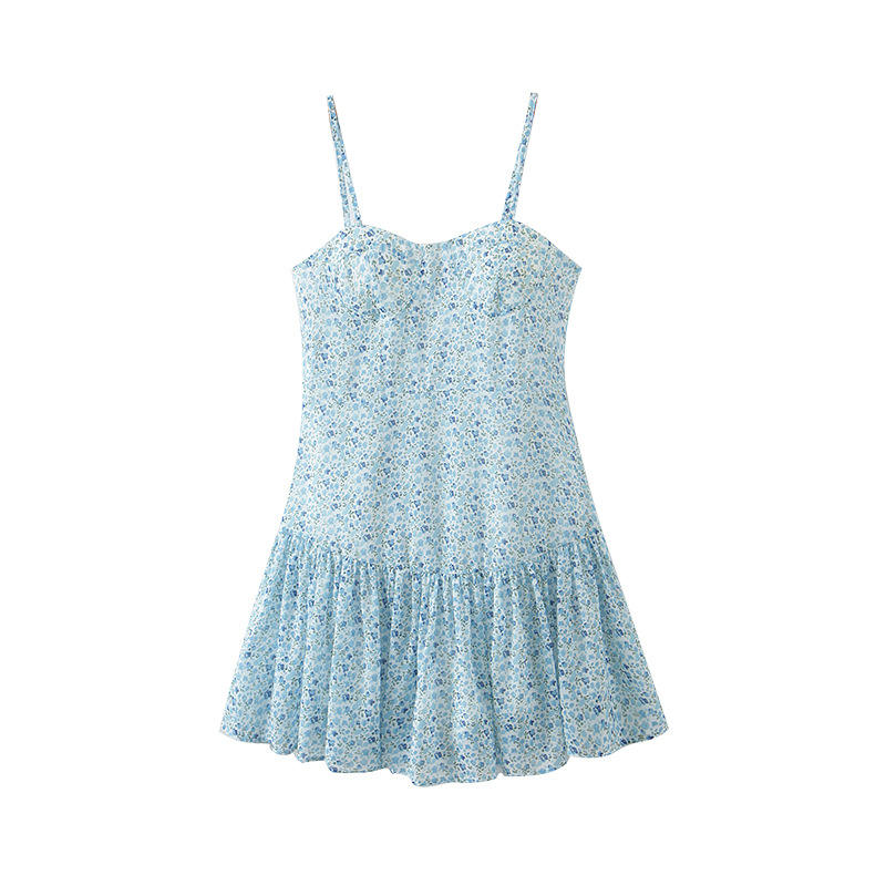 ชุดเดรสสีฟ้าอ่อน