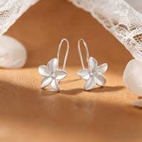 Zierliche 925 Silber Satin-Blumen Hakenohrringe S925 Silber Vierblättrige Hängeohrringe