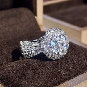 Anello di Fidanzamento e Matrimonio di Lusso con Pavé di Diamanti per Donne, Elegante Gioiello Scintillante - Product Image 2