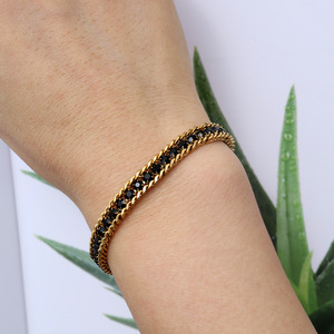 Pulsera de Acero Inoxidable con Tres Capas de Diamantes de Imitación para Mujer, Joyería Minimalista de Moda con Micro Pavé - Product Image 3