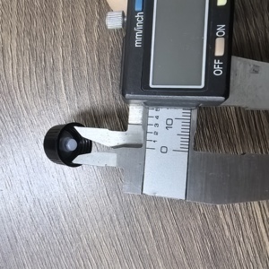 Tapa de rosca fenólica negra de 13 mm con revestimiento de policono para botellas de vidrio - Product Image 3