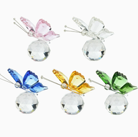 Figurine et statue de papillon volant en cristal rose, base en boule de cristal, animal en verre taillé, ornement de collection, décoration de bureau et de maison, cadeau