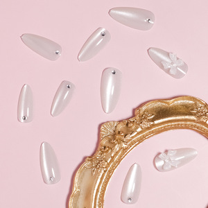 Vente en gros, 24 pièces, <span class=keywords><strong>manucure</strong></span> française à couverture complète avec diamants en pointillés et nœud 3D sur les ongles courts en amande, longue durée - Product Image 5