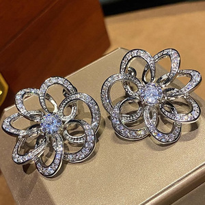 Orecchini a Perno con Motivo Floreale per Donne, Design Elegante Intarsiato, Gioielli per Orecchie alla Moda - Product Image 1
