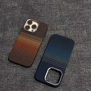 Nouvelle coque de téléphone en Fiber de carbone Luxo couverture de téléphone PC magnétique avec support de cadre de caméra en métal chargeur sans fil pour IPhones 16 <span class=keywords><strong>Pro</strong></span> <span class=keywords><strong>Max</strong></span> - Product Image 1
