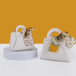 Sac cadeau en cuir recyclable avec logo personnalisé pour les fêtes de mariage, de Noël et d'Halloween, emballage portable avec décoration en ruban - Product Image 3