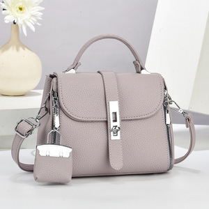 Sac à bandoulière classique pour femme avec rabat, sangle amovible, fermeture éclair, décoration à fermoir, en cuir synthétique microfibre - Product Image 1