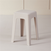 Tabouret empilable portable en plastique, confortable pour une assise prolongée, tabouret minimaliste pour chambre à coucher et table à manger