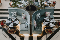 Canapé d'angle rond de luxe pour restaurant occidental avec table et chaises, en tissu, pour hôtel, design moderne et écologique