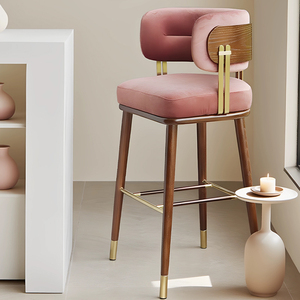 Taburete de Bar Moderno de Lujo en Terciopelo con Detalles Dorados, Patas de Madera Color Nogal, Silla Alta <span class=keywords><strong>para</strong></span> Barra de Cocina o Bistro - Product Image 1