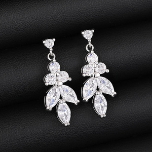 Orecchini pendenti in oro bianco con strass di cristallo a forma di fiore, gioielli da sposa di lusso da donna E4394 - Product Image 1