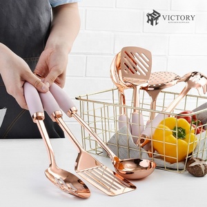 ชุดเครื่องครัวสแตนเลสเคลือบทองคำสีกุหลาบดีไซน์ใหม่ พร้อมด้ามจับ PP+TPR - Product Image 3