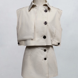 Ensemble tailleur décontracté pour femme, gilet sans manches à revers et jupe courte boutonnée, qualité supérieure, personnalisable OEM/ODM, vente en gros - Product Image 2