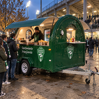 Remorque alimentaire compacte rétro personnalisée avec deux fenêtres de service, chariot de concession remorquable pour café et snacks, idéal pour les événements extérieurs