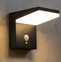 Capteur de mouvement moderne en forme de L vers le bas éclairage de panneau mural solaire à LED monté en aluminium moulé sous pression pour jardin extérieur