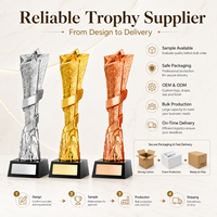 Trophée en résine sculpté à la main avec base rectangulaire noire et gravure de texte personnalisée