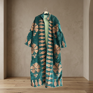 Manteau long en velours vert sarcelle foncé fait main sur mesure avec broderie appliquée motif grenade beige et brun cassé – Vente en gros - Product Image 1