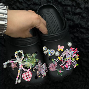 Breloques pour sabots à fleurs perlées de styles variés, breloques pour chaussures à sequins en forme de cœur et de papillon pour sabots, décorations de chaussures DIY détachables - Product Image 5