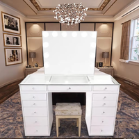 Coiffeuse moderne éclairée avec miroir grand format et panneau décoratif pour chambre à coucher