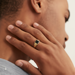 Anillo de Sello Cuadrado de Ónix con Baño de Oro de 14K Reciclado, con Incrustaciones de Piedras Preciosas, Hipoalergénico y Resistente al Agua - Product Image 1