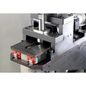 Machine automatique de pose de boutons BT-716-A avec fonctions de poinçonnage et de fabrication - Product Image 2