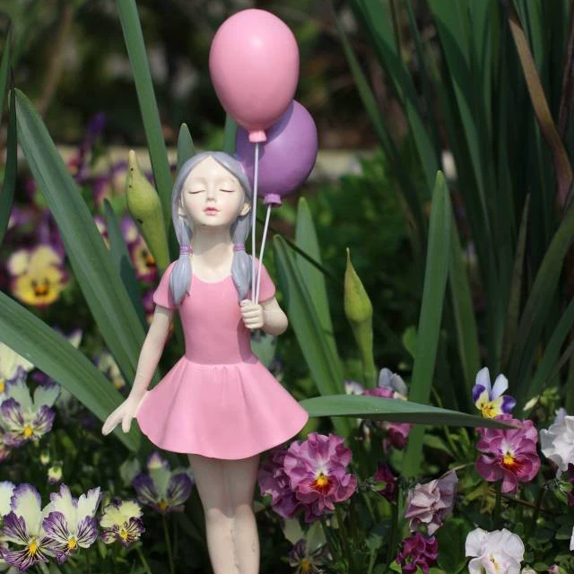 รูปแกะสลักบี