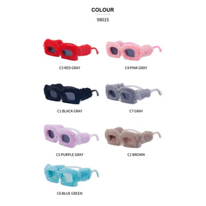 Lunettes de soleil carrées en peluche tendance pour femmes, protection UV400, matériau PC, production sur scène, couleur noire - Product Image 1