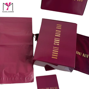 Set de Bolsas para Cabello Personalizables con Logotipo, en Terciopelo Rojo Suave, con Cinta y Etiqueta - Product Image 3