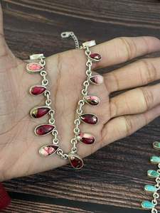 Collier fait main en argent sterling avec rose rouge, dahlia, barbe à papa, blanc buffle et turquoise Kingman - Product Image 2