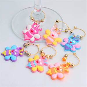 Anneau décoratif en PVC souple en forme de <span class=keywords><strong>petite</strong></span> abeille pour verre à vin, idéal pour les dîners, <span class=keywords><strong>la</strong></span> classification des étiquettes rouges, <span class=keywords><strong>la</strong></span> création de bijoux DIY, style punk, modèle JB02 - Product Image 1