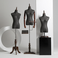 Maniquí de Mujer de Medio Cuerpo con Brazos de Madera, Base de Madera Ajustable, Modelo de Mujer de Tela Negra para Exhibición de Moda