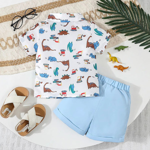 Set di Abbigliamento per Bambini Stile Gentiluomo, 2 Pezzi: Camicia a Maniche Corte con Stampa Dinosauro e Costruzioni, Pantaloncini Marroni con Fiocco per Occasioni Casual - Product Image 4
