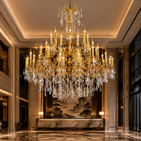Lustre en cristal et laiton massif de qualité hôtelière, style vintage européen orné et personnalisé, à plusieurs niveaux, pour hall d'hôtel ou villa.